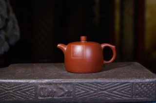 《井欄》宜興紫砂壺井欄助理工藝美術師手工大紅袍茶壺茶具 《井欄》宜興紫砂壺井欄助理工藝美術師手工大紅袍茶壺茶具