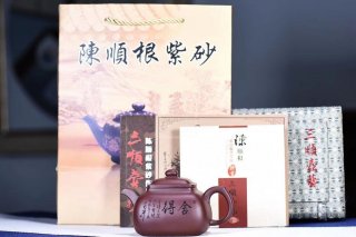 《混方壺》宜興紫砂壺高級(jí)工藝美術(shù)師純手工全紫茄泥方器泡茶壺茶具 《混方壺》宜興紫砂壺高級(jí)工藝美術(shù)師純手工全紫茄泥方器泡茶壺茶具