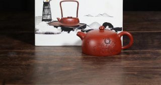 《半月》宜興紫砂壺工藝美術師純手工大紅袍半月大泡茶壺 《半月》宜興紫砂壺工藝美術師純手工大紅袍半月大泡茶壺