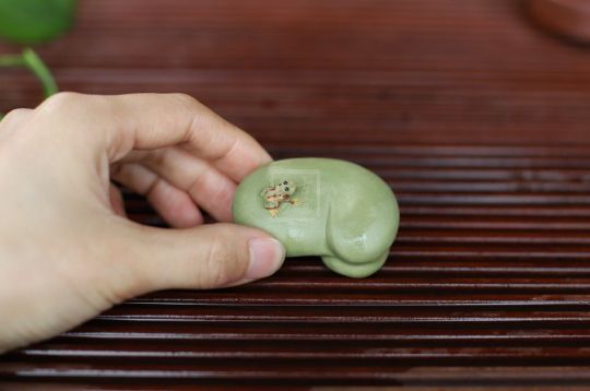 《蠶豆噴水青蛙》宜興紫砂壺手工紫茶壺茶具 《蠶豆噴水青蛙》宜興紫砂壺手工紫茶壺茶具