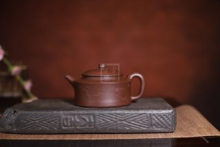 《玉龍禪鐘》宜興紫砂壺茶壺助理工藝美術師手工紫泥 《玉龍禪鐘》宜興紫砂壺茶壺助理工藝美術師手工紫泥