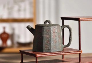 《井欄》中國井欄紫砂壺工藝美術(shù)師正品宜興手工茶壺段泥外部粉綠泥壺 《井欄》中國井欄紫砂壺工藝美術(shù)師正品宜興手工茶壺段泥外部粉綠泥壺