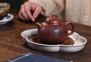 《三足乳丁》宜興紫砂茶壺實(shí)力派名家保真純手工紫泥乳鼎 《三足乳丁》宜興紫砂茶壺實(shí)力派名家保真純手工紫泥乳鼎