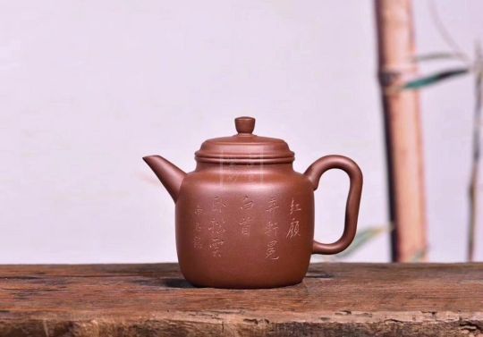 《汲直》宜興紫砂壺工藝美術師手工底槽青德鐘茶具 《汲直》宜興紫砂壺工藝美術師手工底槽青德鐘茶具