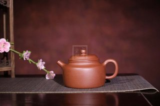《德鐘》宜興紫砂壺助理工藝美術師手工降坡泥德鐘茶壺茶具 《德鐘》宜興紫砂壺助理工藝美術師手工降坡泥德鐘茶壺茶具